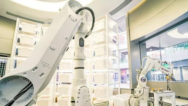 華為首個智能無人店開業，機械臂24小時賣手機